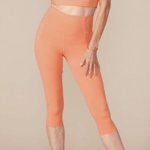 GIRLFRIEND COLLECTIVE Compression Capris Apricot Peach 🍑